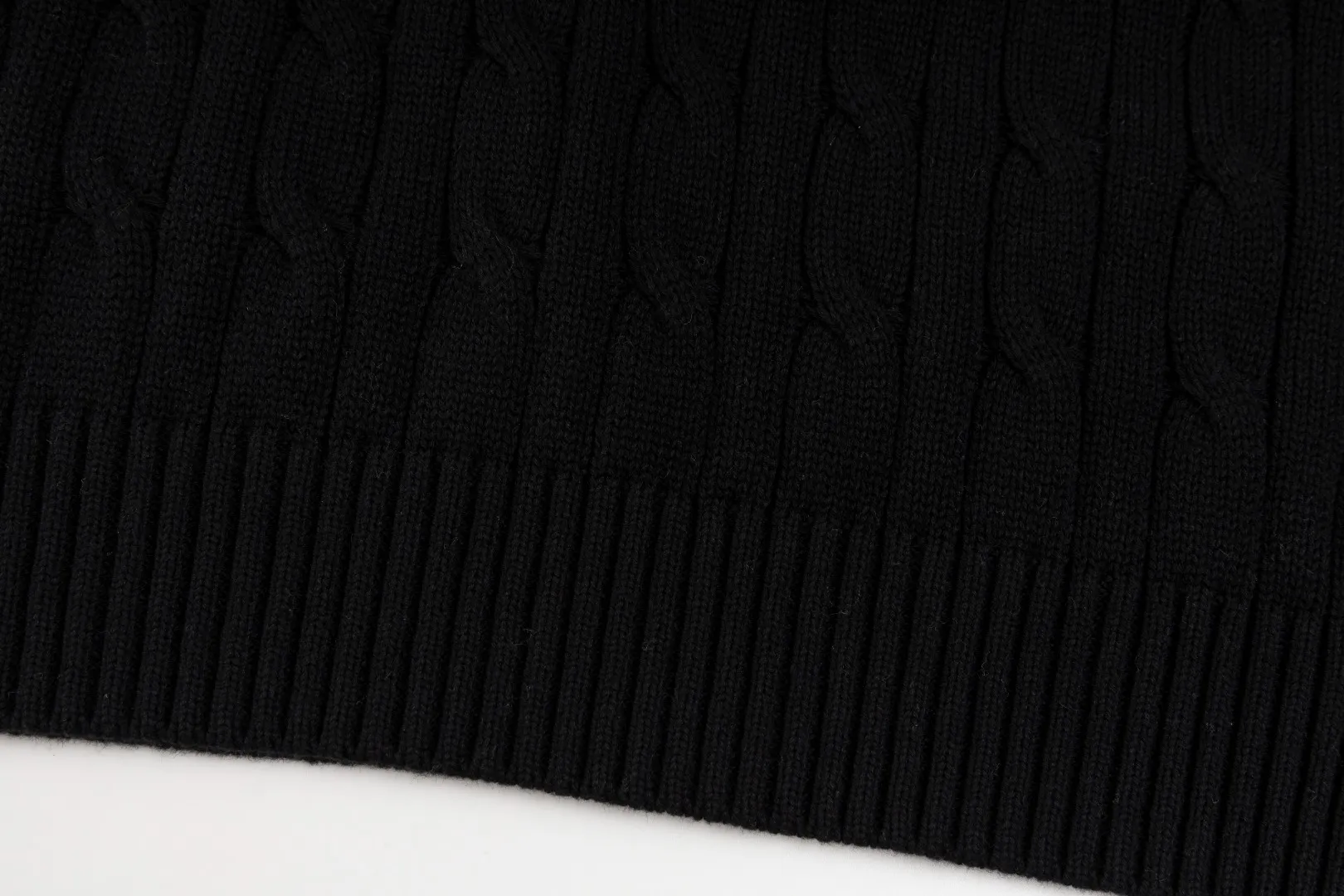 P236 #R84 RALPH LAUREN Six-color classic hooded twist pullover sweater with high-density LOGO embroidery on the chest and original custom-made tag accessories. Made of pure cotton yarn, pure cotton is skin-friendly and comfortable, small label war horse embroidered twist hooded sweater 🐎 high quality, follow the blogger to learn how to wear it! Let’s buy a Ralph Lauren cable sweater. It’s a super hard-to-find series after it became popular. It’s hard to find one on the official website. It’s simple and practical to wear, with a lazy and loose feel. The thickened fabric has more texture, feels soft and delicate, and has a loose fit. Whether worn alone or layered, you can wear different styles of fashion with just one piece!   Size: S M L